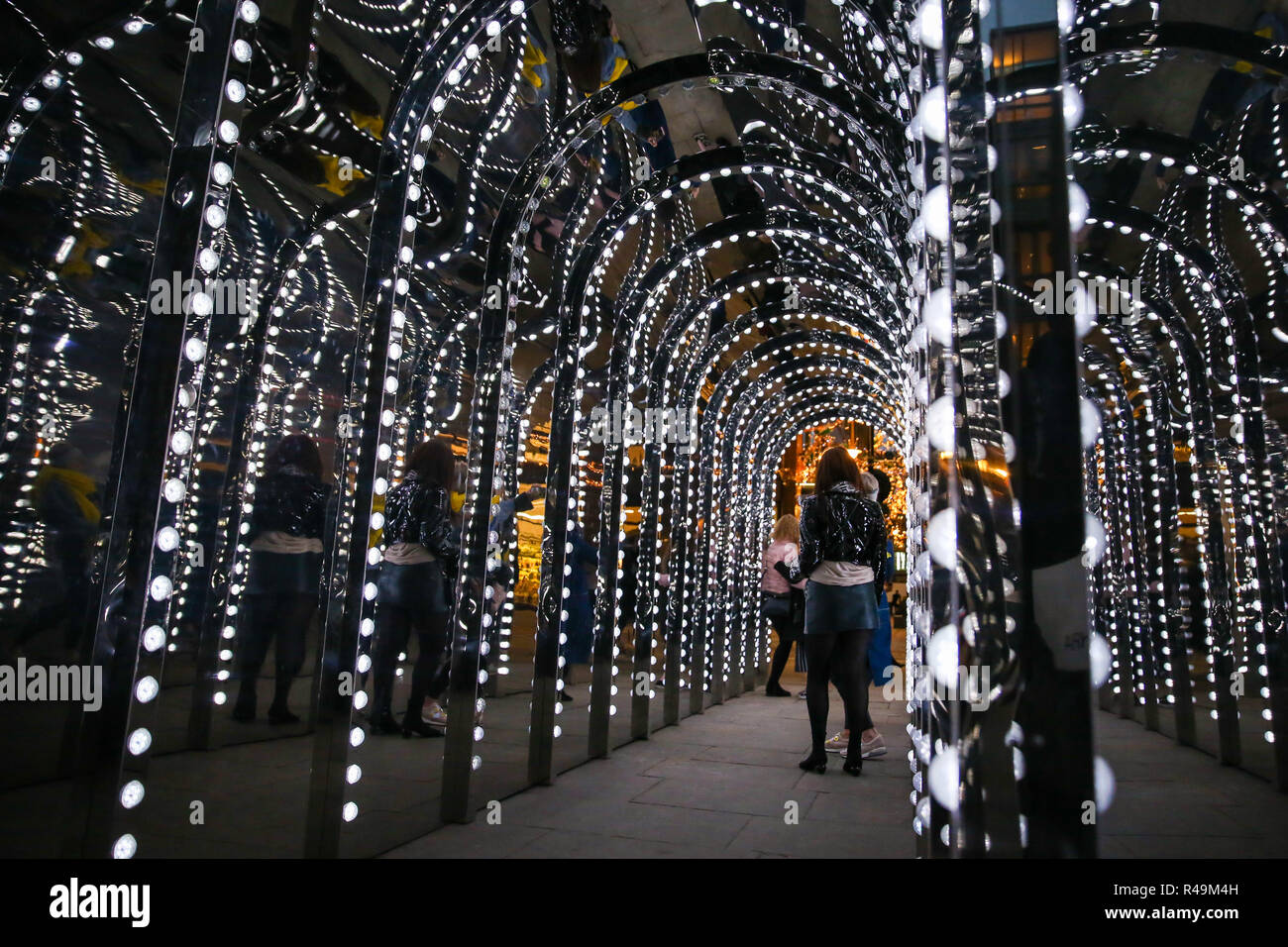 Die Passage der Conduit den Hof in Covent Gardens ist mit Spiegel und Beleuchtung für die festliche Jahreszeit abgedeckt. Stockfoto