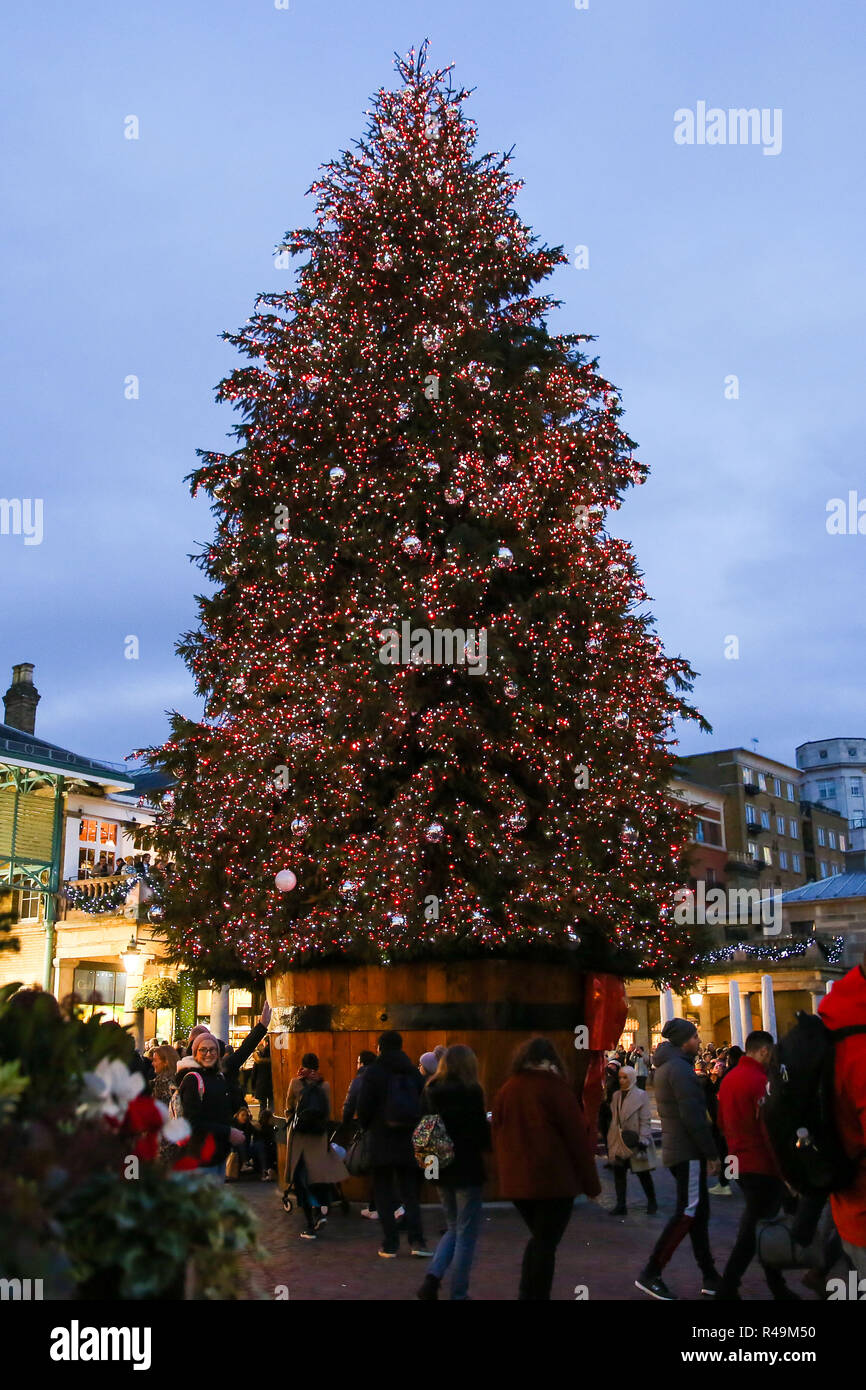 Ein Weihnachtsbaum ist in Covent Gardens gesehen. Stockfoto