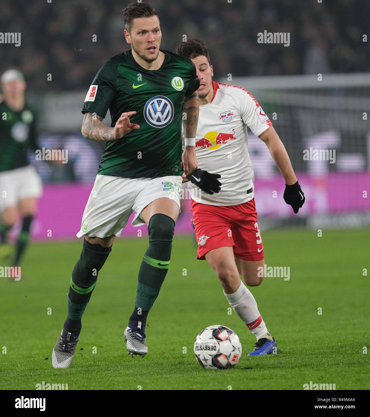 24.11.2018, Niedersachsen, Wolfsburg: Fussball: 1. Fussballbundesliga, 12. Spieltag: VfL Wolfsburg - RB Leipzig in der Volkswagen Arena. Wolfsburg Daniel Ginczek (l) und der Leipziger Diego Demme kämpfen um den Ball. Foto: Peter Steffen/dpa - WICHTIGER HINWEIS: In Übereinstimmung mit den Anforderungen der DFL Deutsche Fußball Liga und der DFB Deutscher Fußball-Bund ist im Stadion und/oder Verboten Vorteil des Spiels zu nehmen - Fotos in Form von Bildern und/oder Videos - wie Foto Galerien. | Verwendung weltweit Stockfoto