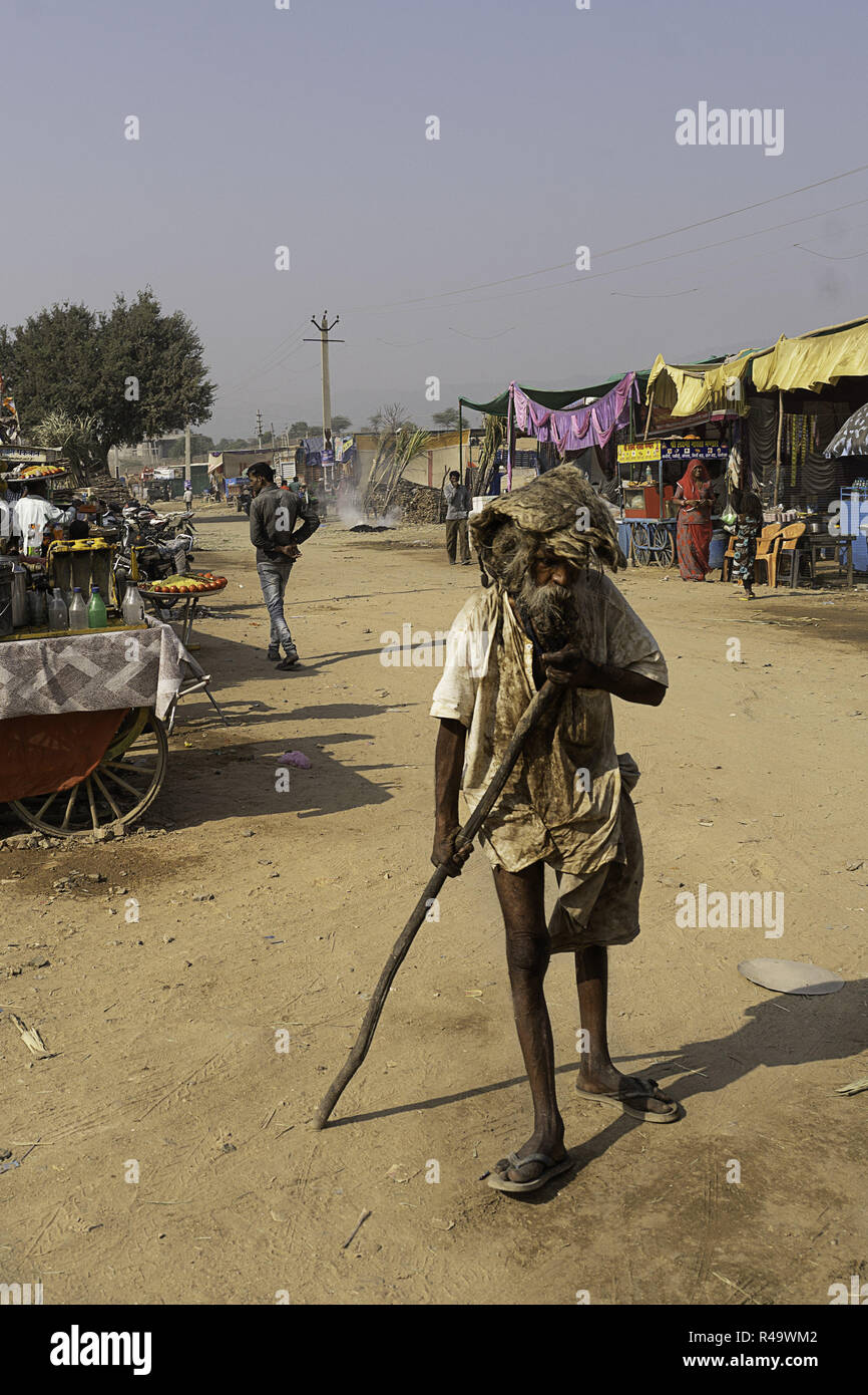 Ajmer, Rajasthan, Indien. 6. Juli, 2018. Ein alter Mann während der Kamel Messe gesehen. Veranstaltet jeweils im November in der Zeit der Kartik Purnima Vollmond, Pushkar Camel Fair ist eine von Indiens am höchsten bewertet Reiseerlebnisse, ein Spektakel zu einem epischen und zieht Tausende Kamele und von Tausenden von Menschen über einen Zeitraum von etwa 14 Tagen besucht. Credit: Enzo Tomasiello/SOPA Images/ZUMA Draht/Alamy leben Nachrichten Stockfoto