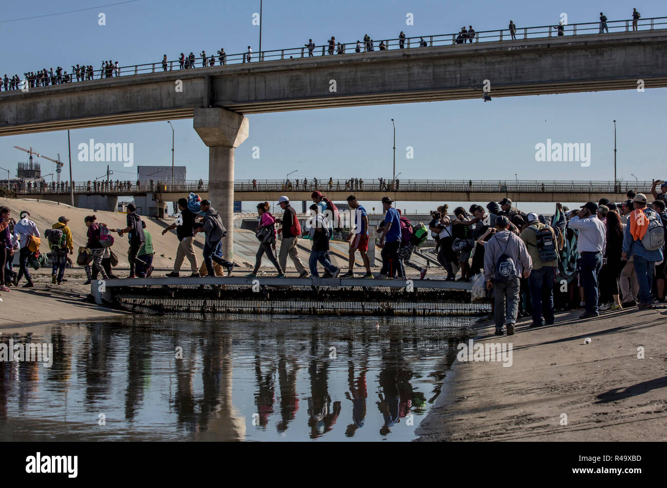 Tijuana, Mexiko. 25 Nov, 2018. Migranten überqueren Sie eine Brücke zur US-Grenze. Mehrere hundert Zentralamerikanischen Migranten haben versucht, die Grenze illegal in der mexikanischen Grenzstadt Tijuana in die USA. Credit: Omar Martinez/dpa/Alamy leben Nachrichten Stockfoto