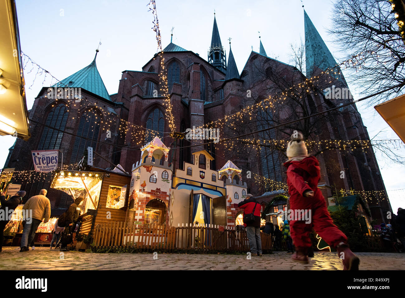 26. November 2018, Schleswig-Holstein, Lübeck: Ein Kind geht auf den Beginn der Lübecker Weihnachtsmarkt in der märchenwald am St. Mary's Church. Die ersten Weihnachtsmärkte öffnen am Tag nach dem Sonntag der Tod. Weitere werden in den nächsten Tagen folgen und einige werden offen zwischen den Tagen. Foto: Rainer Jensen/dpa Stockfoto
