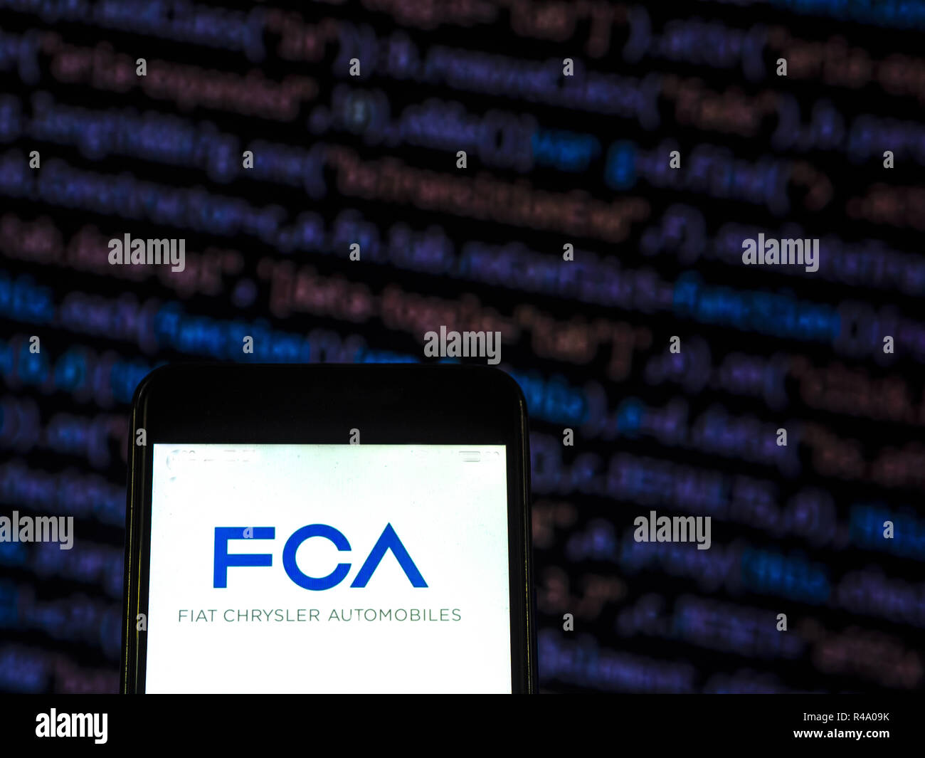 Kiew, Ukraine. 26 Nov, 2018. Fiat Chrysler Automobile, Automobil Firmenlogo auf dem Smartphone angezeigt. Quelle: Igor Golovniov/SOPA Images/ZUMA Draht/Alamy leben Nachrichten Stockfoto