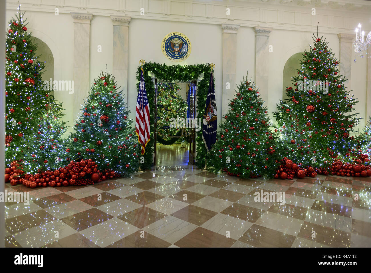 Washington, District of Columbia, USA. 26 Nov, 2018. Die 2018 Weißes Haus Weihnachtsschmuck, mit dem Thema "Amerikanische Schätze", die persönlich von der ersten Dame Melania Trump ausgewählt wurden, sind für die Presse in Washington, DC am Montag, 26. November 2018 in der Voranzeige dargestellt. Diese Ansicht wird von der Grand Foyer in Richtung der Blauen Zimmer Credit: Ron Sachs/CNP/ZUMA Draht/Alamy leben Nachrichten Stockfoto