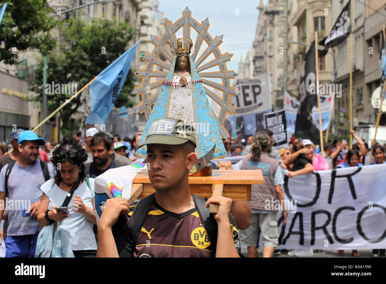 Buenos Aires, Buenos Aires, Argentinien. 26 Nov, 2018. Gewerkschaften und sozialen Organisationen protestierten den gewaltsamen Tod der beiden sozialen Aktivisten in den Provinzen Buenos Aires und Cordoba. Credit: Claudio Santisteban/ZUMA Draht/Alamy leben Nachrichten Stockfoto