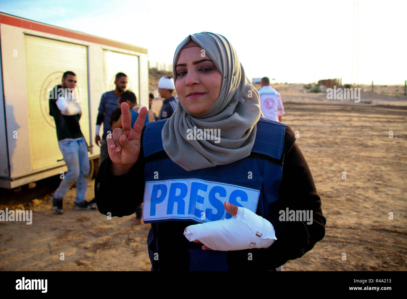 November 26, 2018 - Gaza, Palästina, Journalist Safinaz al-Louh gesehen, das Zeichen des Sieges mit der linken Hand während der Auseinandersetzungen zwischen palästinensischen Bürger und der zionistischen Besatzungstruppen im nördlichen Gazastreifen in der Nähe der Basis der Zakim aus Protest gegen die Anerkennung von Jerusalem als Hauptstadt von Israel durch US-Präsident Trump verletzt und sich weigerte, den Gazastreifen zu blockieren. (Bild: © Ahmad Hasaballah/SOPA Bilder über ZUMA Draht) Stockfoto