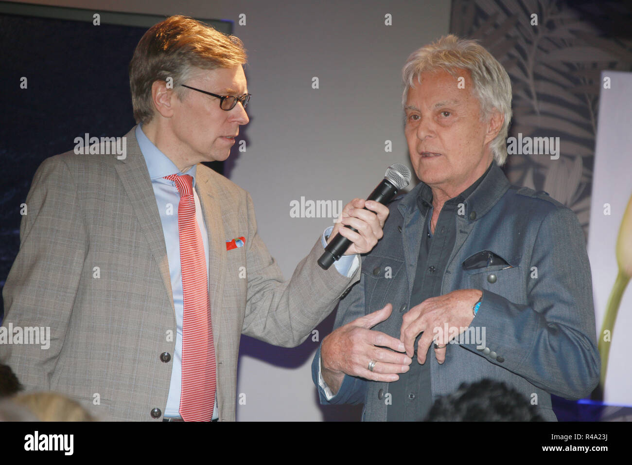 Thorsten Laussch, Folker Bohnet, Sprechen im Kult Eiscafé, Hamburg, 17.04.2016 Stockfoto