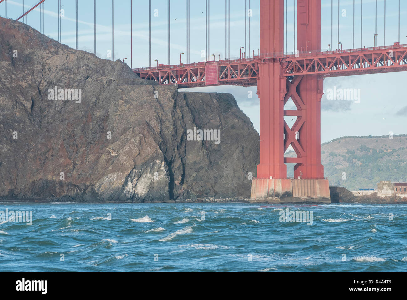 Die Golden Gate Bridge in San Francisco fotografiert aus dem Wasser. Stockfoto