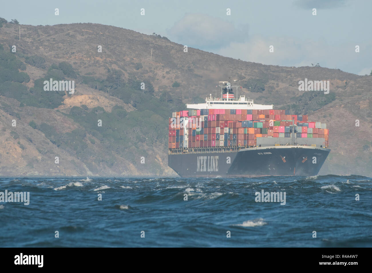 Ein Schiff voll mit Containern beladen fährt die San Francisco Bay. Stockfoto