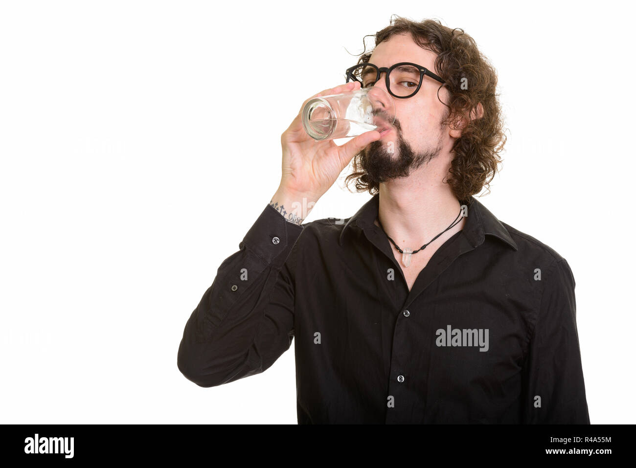 Portrait von Stattlichen kaukasischen Mann Trinkwasser Stockfoto