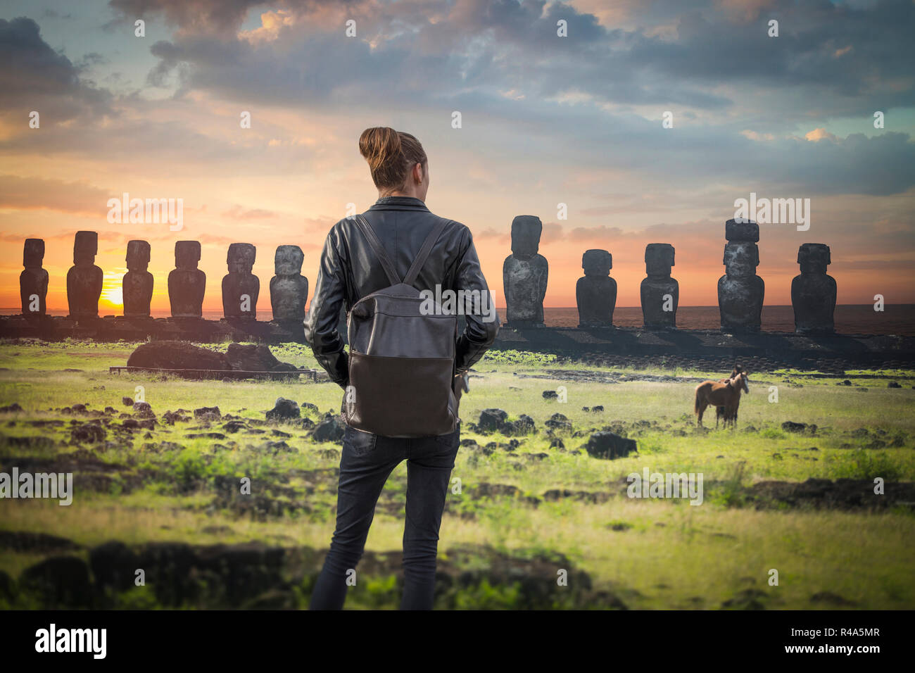 Eine Frau touristische Reisen rund um die Insel von Ostern. Stockfoto
