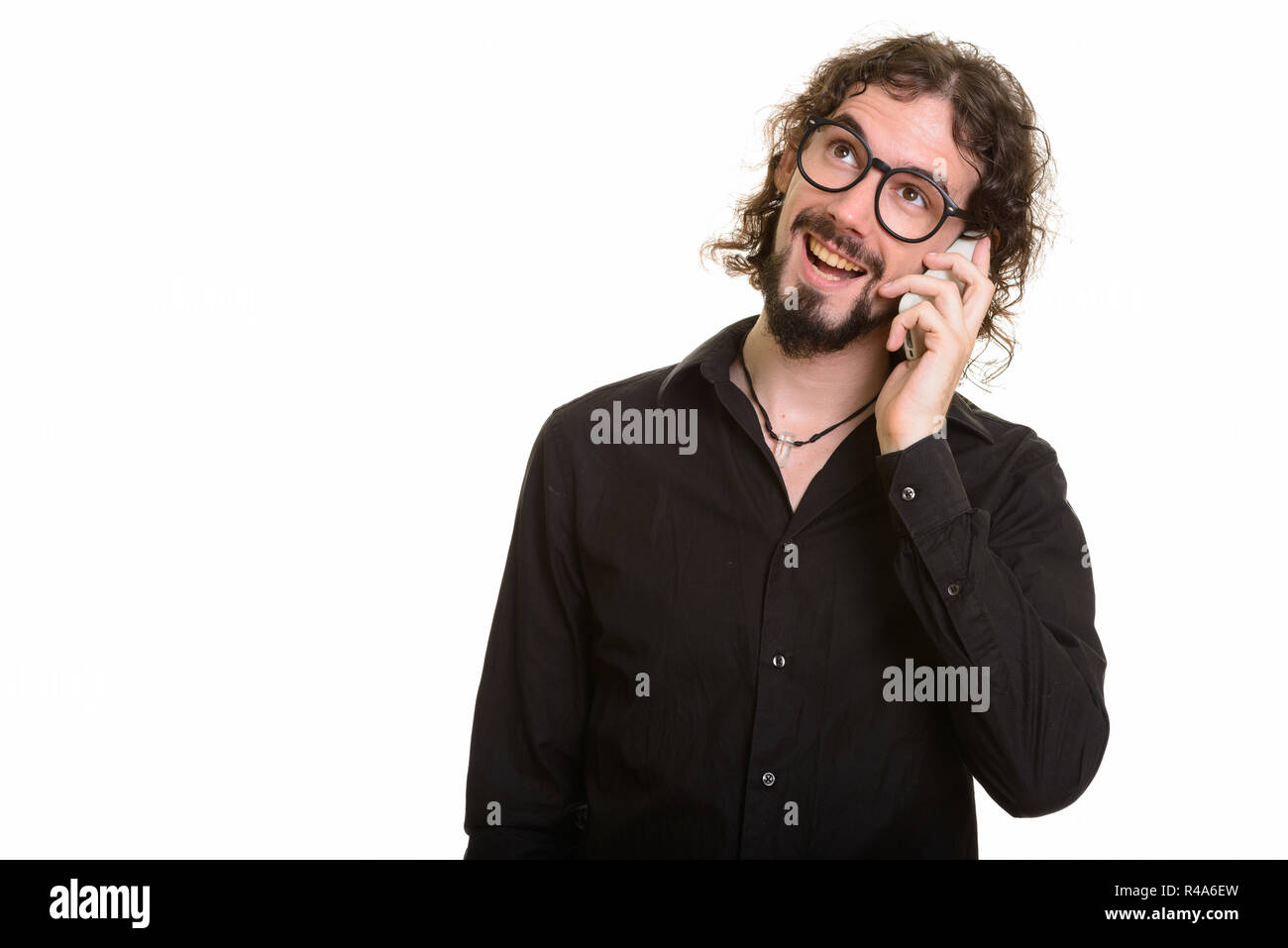 Happy stattlichen kaukasischen Mann Gespräch am Handy während Denken Stockfoto