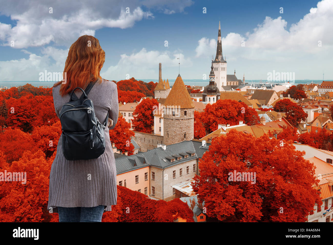 Frau auf dem Hintergrund der alten Stadt Tallinn. Estland. Stockfoto