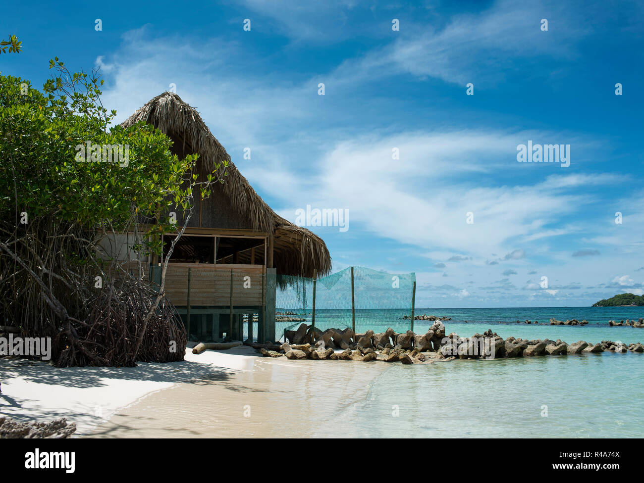 Großes karibisches Strandhaus und unberührtes Wasser. Der paradiesische Playa Azul (Blue Beach) ist eine ruhige Privatinsel in der Nähe von Cartagena de Indias, Kolumbien Stockfoto