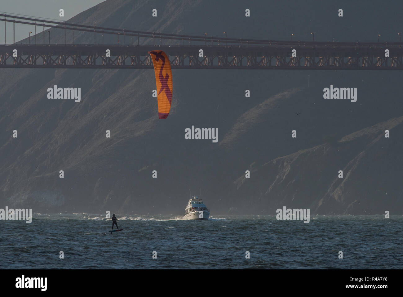 Ein Kitesurfer und ein Motorboot in die Bucht von San Francisco. Stockfoto