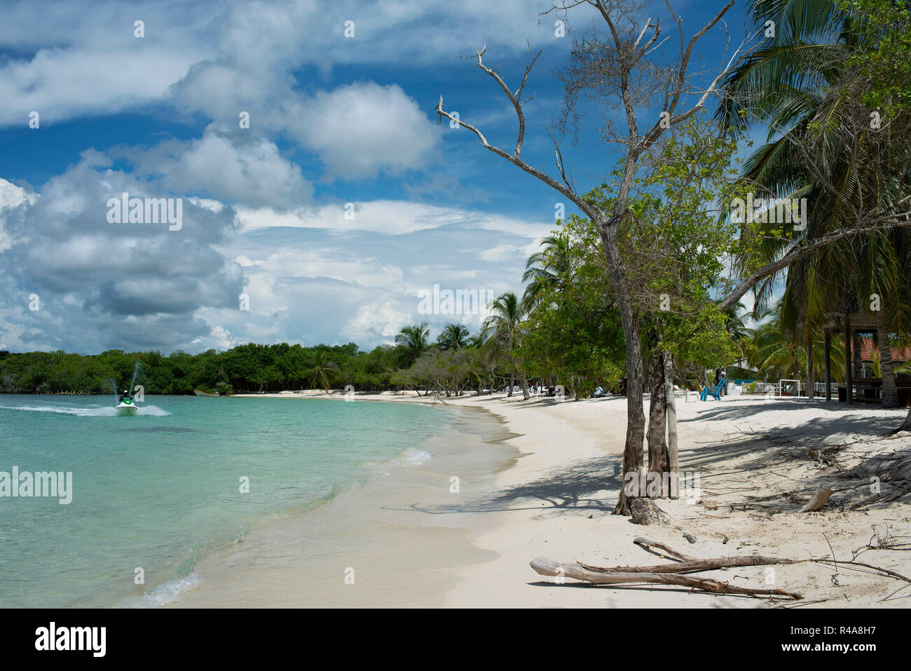 Die malerische Landschaft des Playa Azul (blaue Strand): einen ruhigen privaten Insel, Teil von Rosario Inseln, Isla Baru. Cartagena de Indias, Kolumbien. Okt 2018 Stockfoto