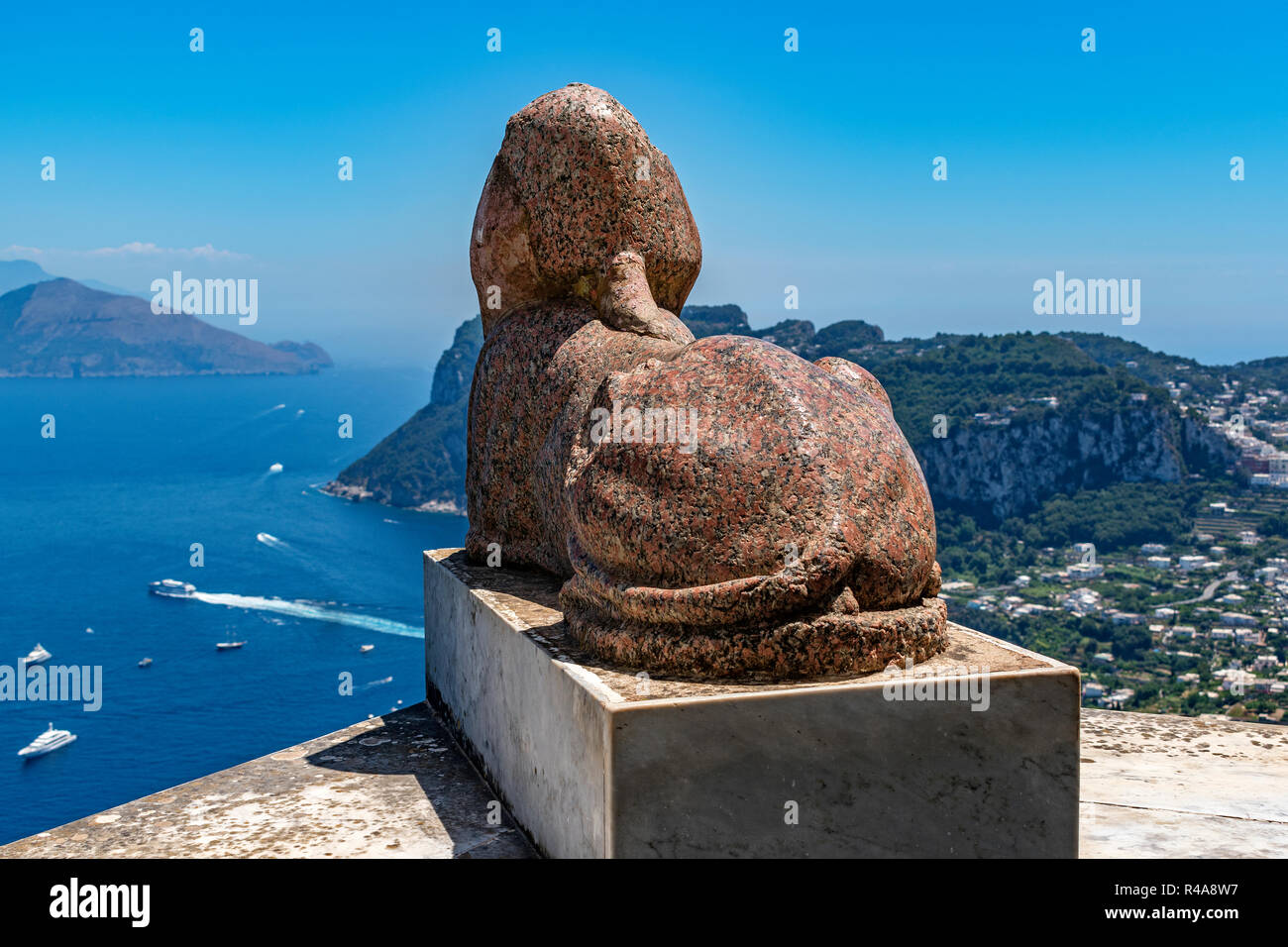 Granit spinx Skulptur mit Blick auf die Bucht von Neapel von der Villa San Michele in Anacapri auf der Insel Capri, Italien. Stockfoto Granit spinx Skulptur mit Blick auf die Bucht von Neapel von der Villa San Michele in Anacapri auf der Insel Capri, Italien. Stockfoto