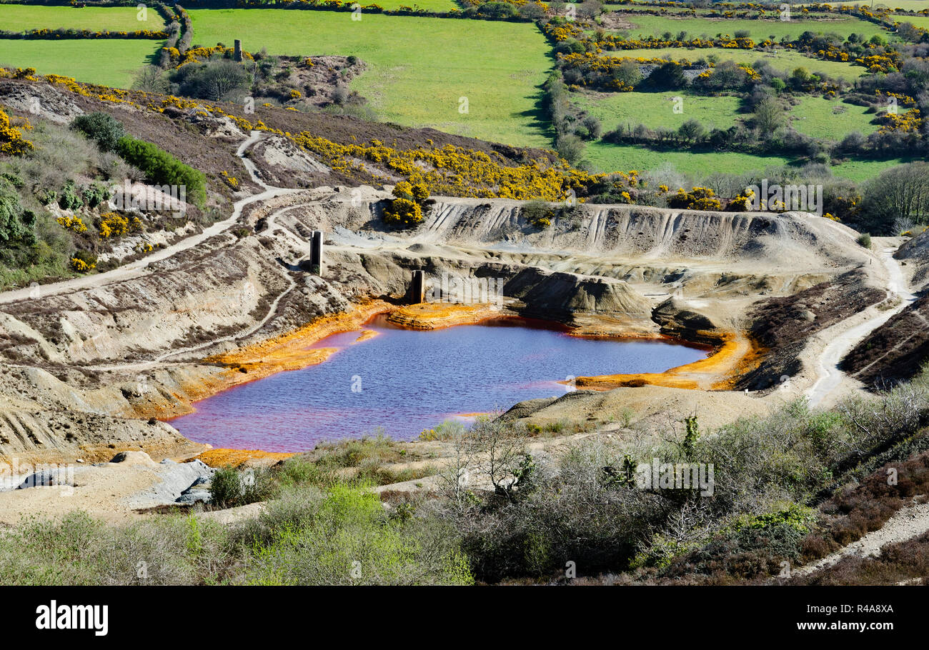 Industrielle Verschmutzung, verschmutzten Bodens und Wasser aus alten Zinnmine Arbeitsweise in der Nähe von st. Tag in Cornwall, England, Großbritannien, Großbritannien. Stockfoto