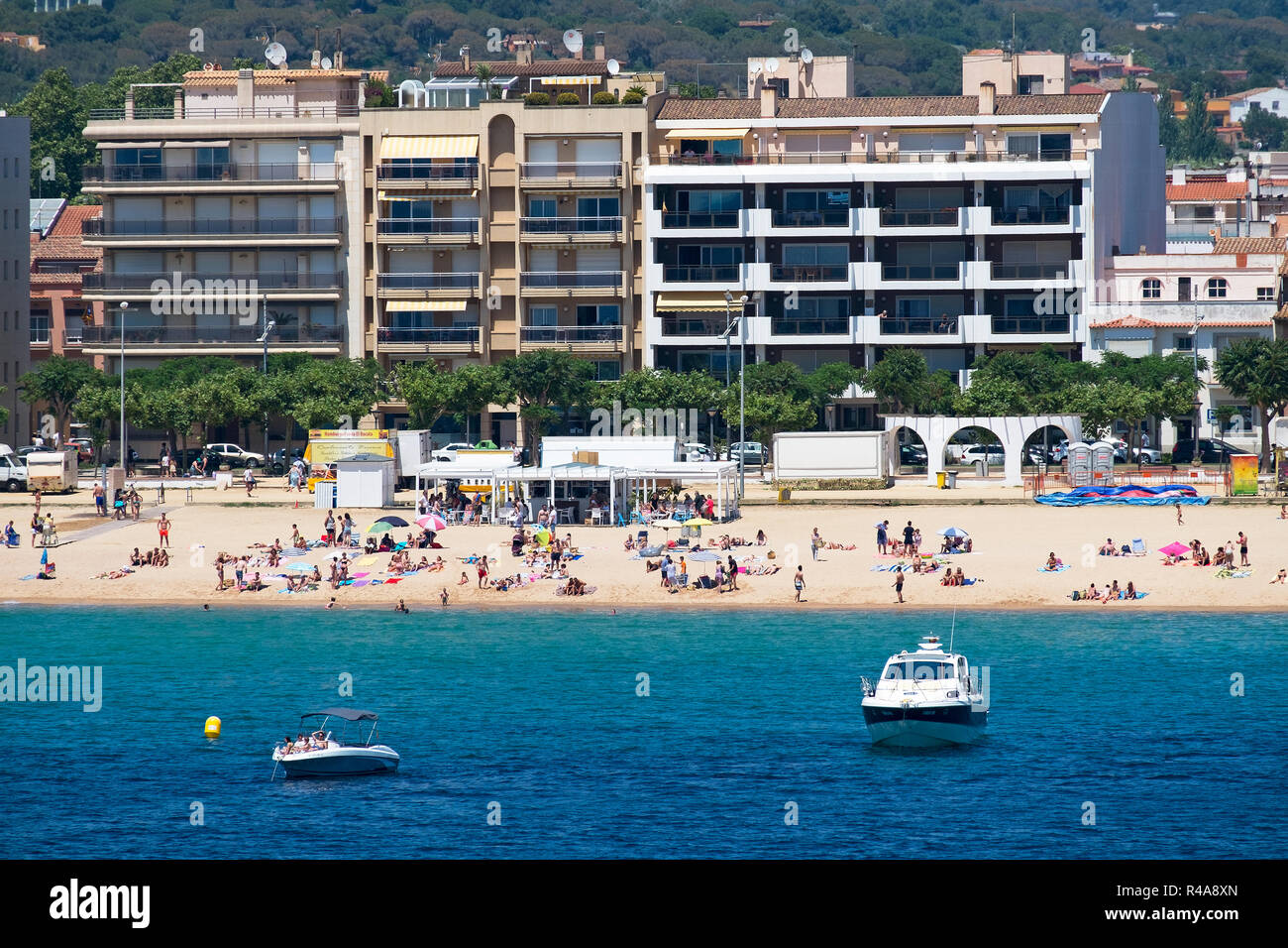 Strand und Hotels Apartments in Palamos an der Costa Brava, Girona, Katalonien, Spanien. Stockfoto