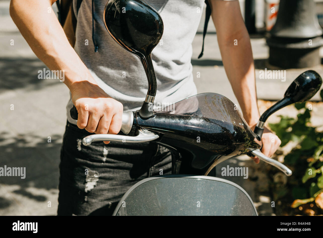 Der Tourist wird einen Elektroroller zu verwenden. Beliebte Fahrzeug in Berlin in Deutschland. Stockfoto