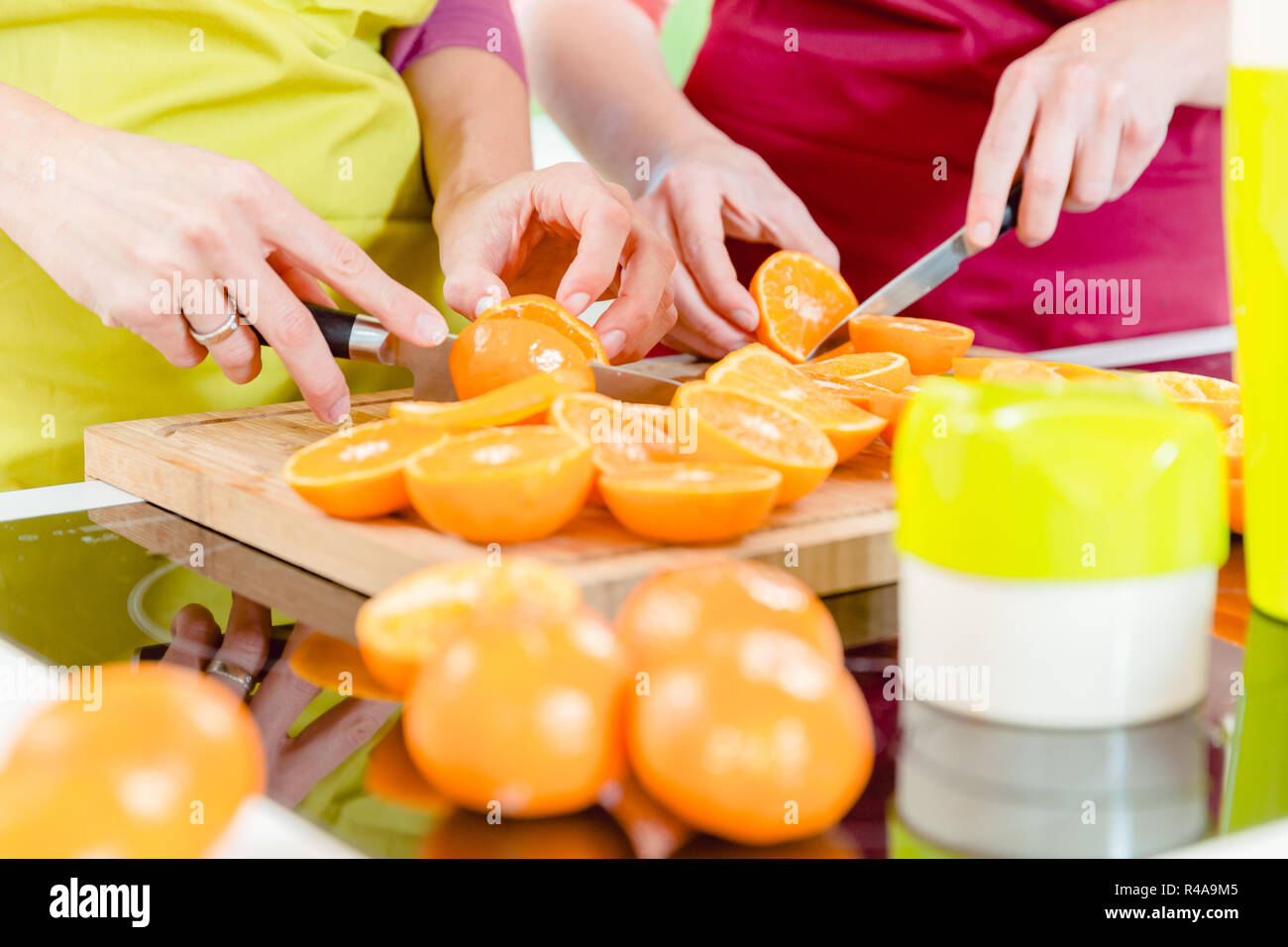 Zwei Frauen schneiden Orangen Stockfoto