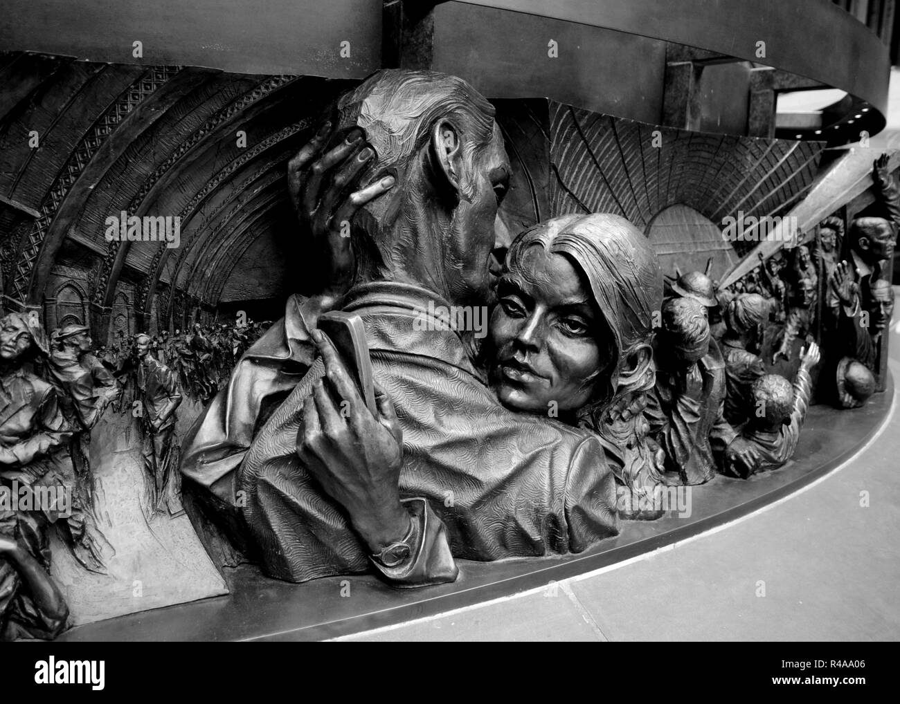 Detail der Basis der 'Treffpunkt' Bronze Statue von Paul Tag im Bahnhof St Pancras, Camden, London, UK. Stockfoto