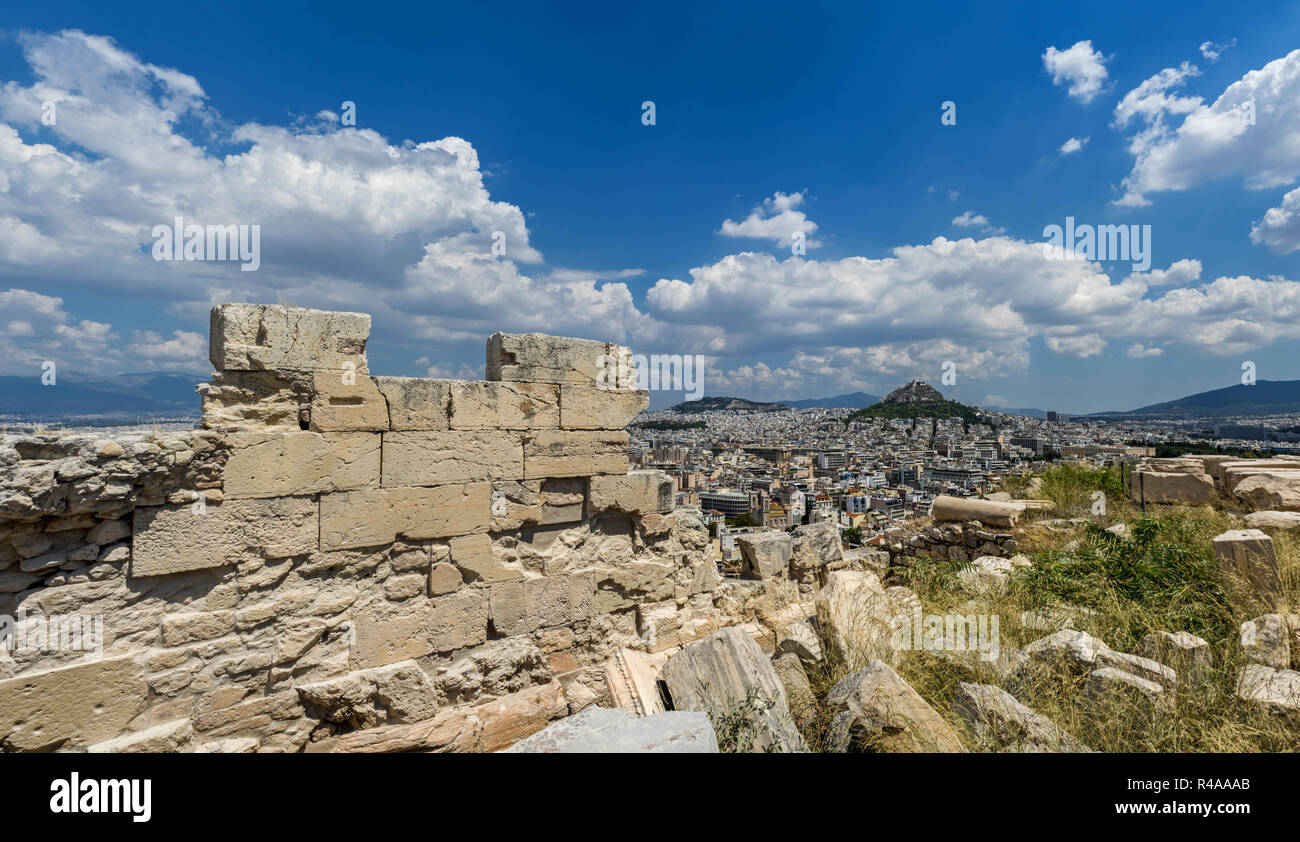 Klassische Antiquitäten auf dem Denkmal der Akropolis in Athen, Griechenland. Stockfoto