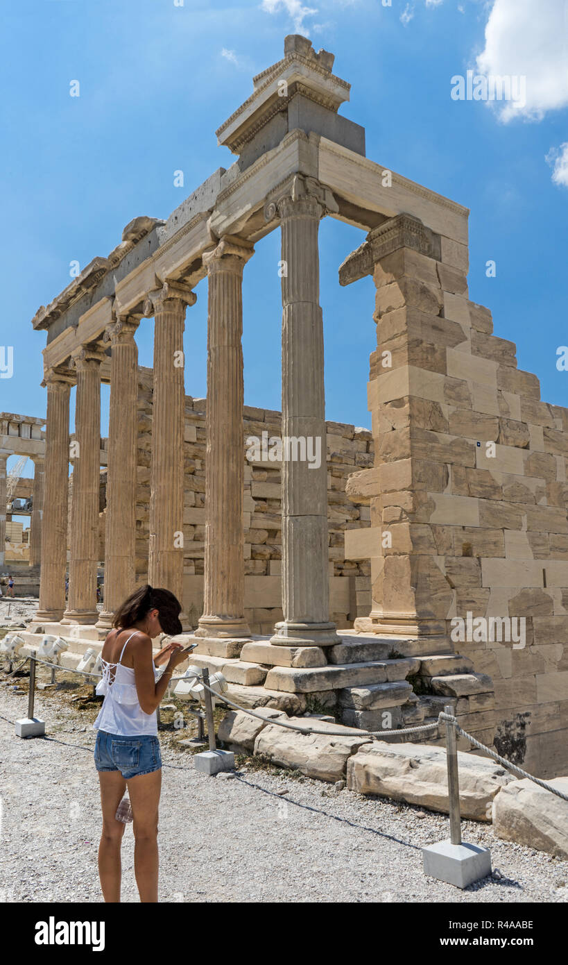 Klassische Antiquitäten auf dem Denkmal der Akropolis in Athen, Griechenland. Stockfoto