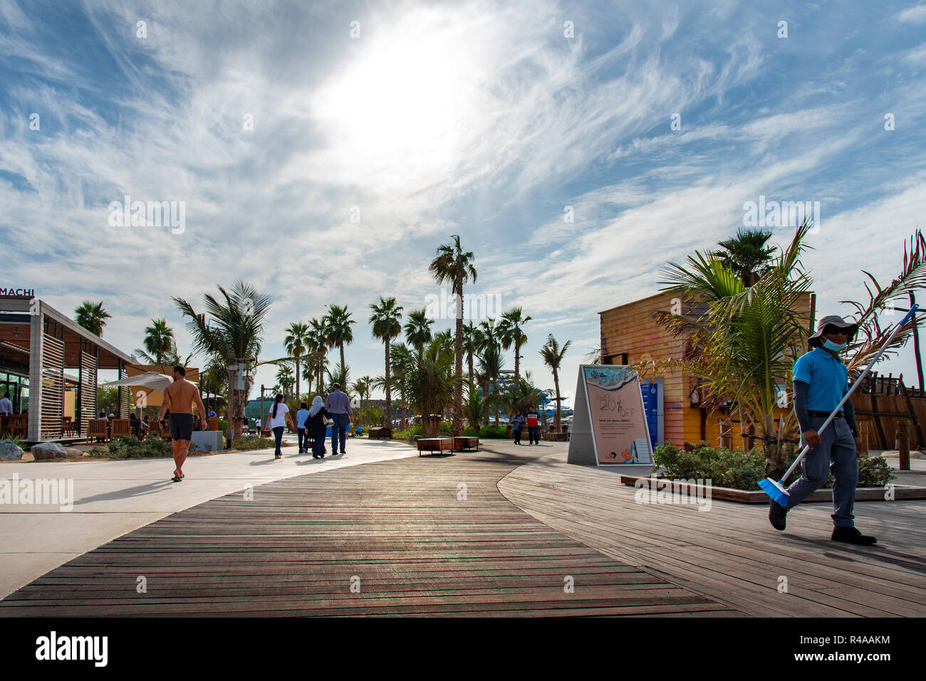 Dubai, Vereinigte Arabische Emirate - November 24, 2018: La Mer Strand Wandergebiet mit zahlreichen Restaurants/Bars einen berühmten Reisen vor Ort in Dubai Stockfoto