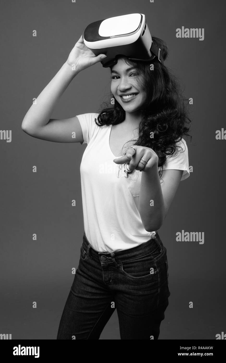 Junge schöne asiatische Frau mit Virtual reality Brillen Stockfoto