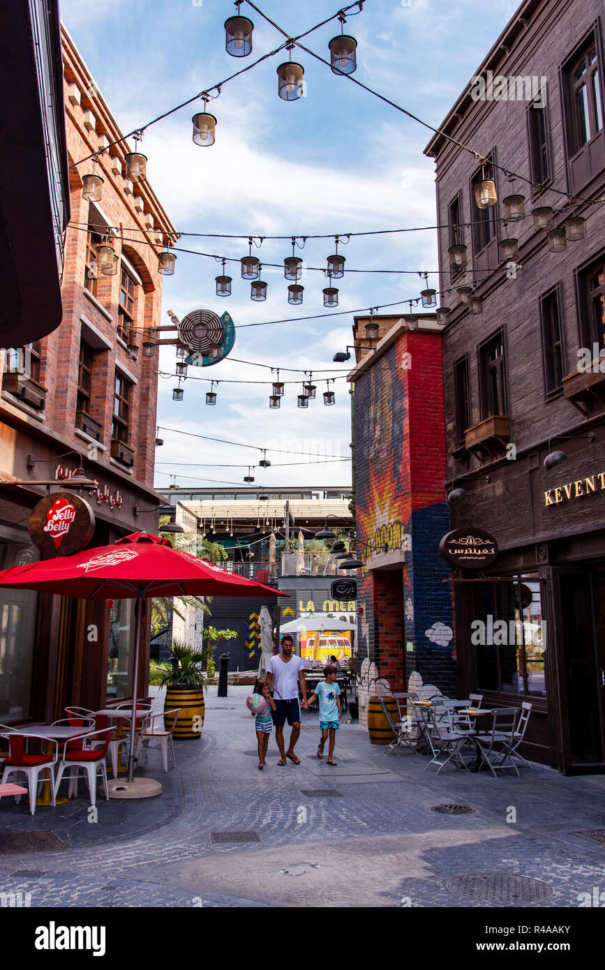 Dubai, Vereinigte Arabische Emirate - November 24, 2018: La Mer Strand Wandergebiet mit zahlreichen Restaurants/Bars einen berühmten Reisen vor Ort in Dubai Stockfoto