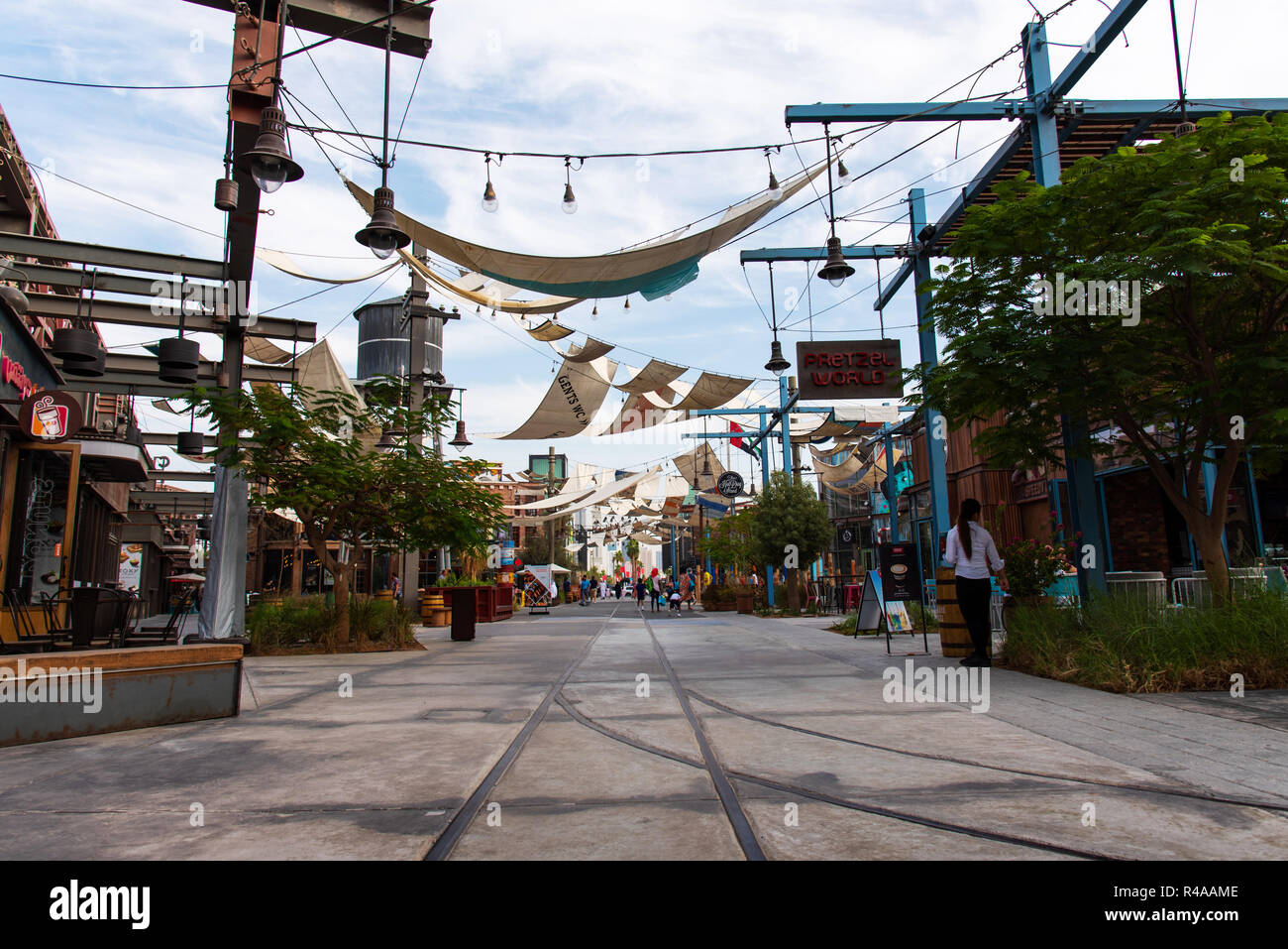 Dubai, Vereinigte Arabische Emirate - November 24, 2018: La Mer Strand Wandergebiet mit zahlreichen Restaurants/Bars einen berühmten Reisen vor Ort in Dubai Stockfoto