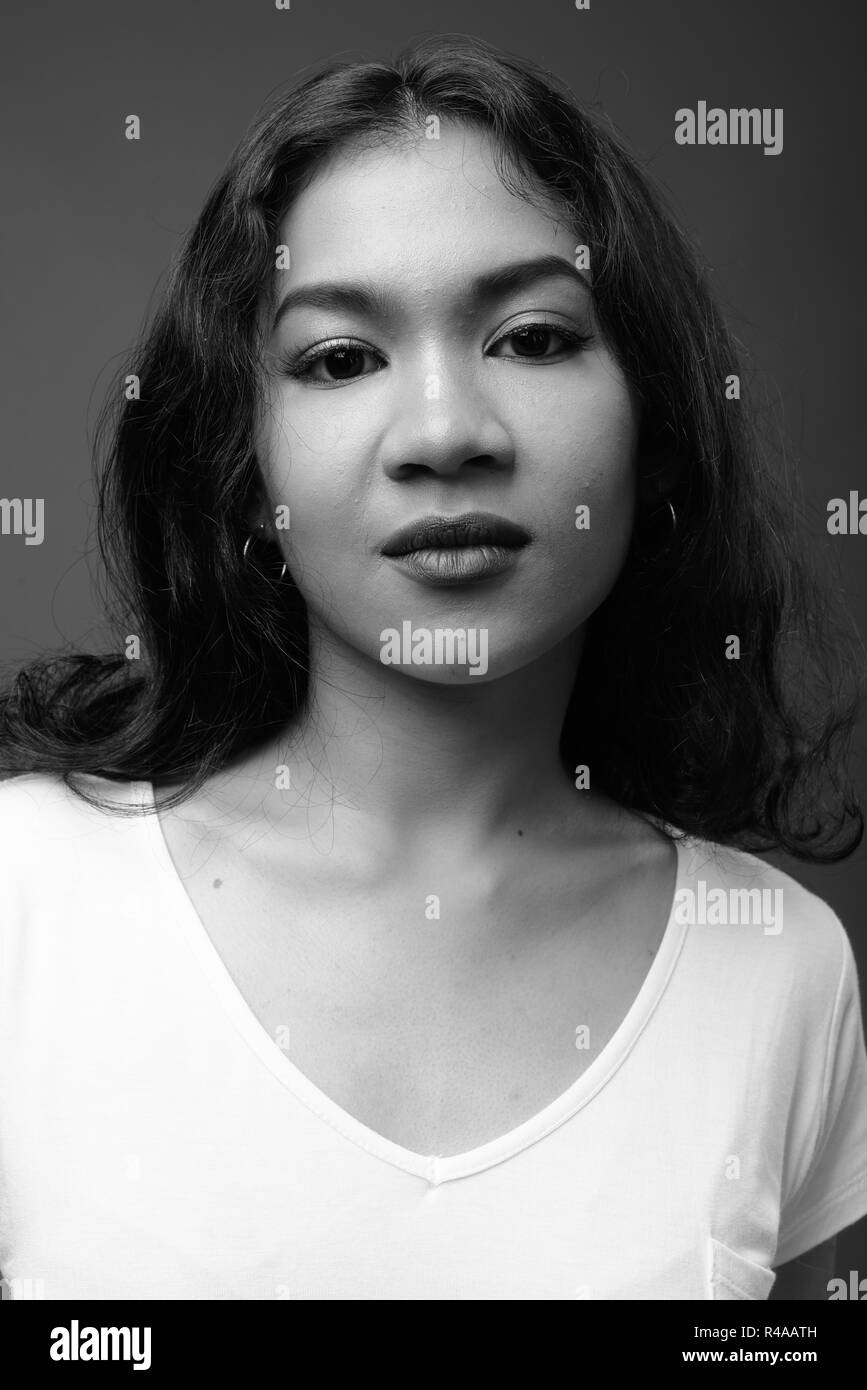 Gesicht der jungen schönen asiatischen Frau in Schwarz und Weiß Stockfoto
