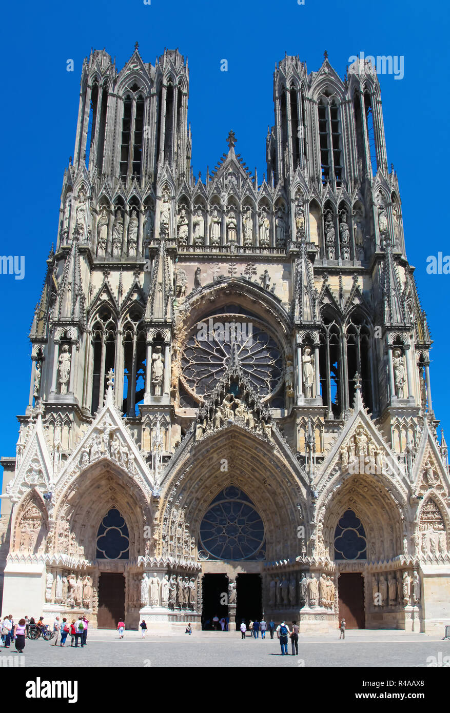 Die Kathedrale von Reims in der Champagne, Frankreich, einem berühmten Hohe gotische Kirche, die mehr als eine Million Touristen pro Jahr erhält. Stockfoto