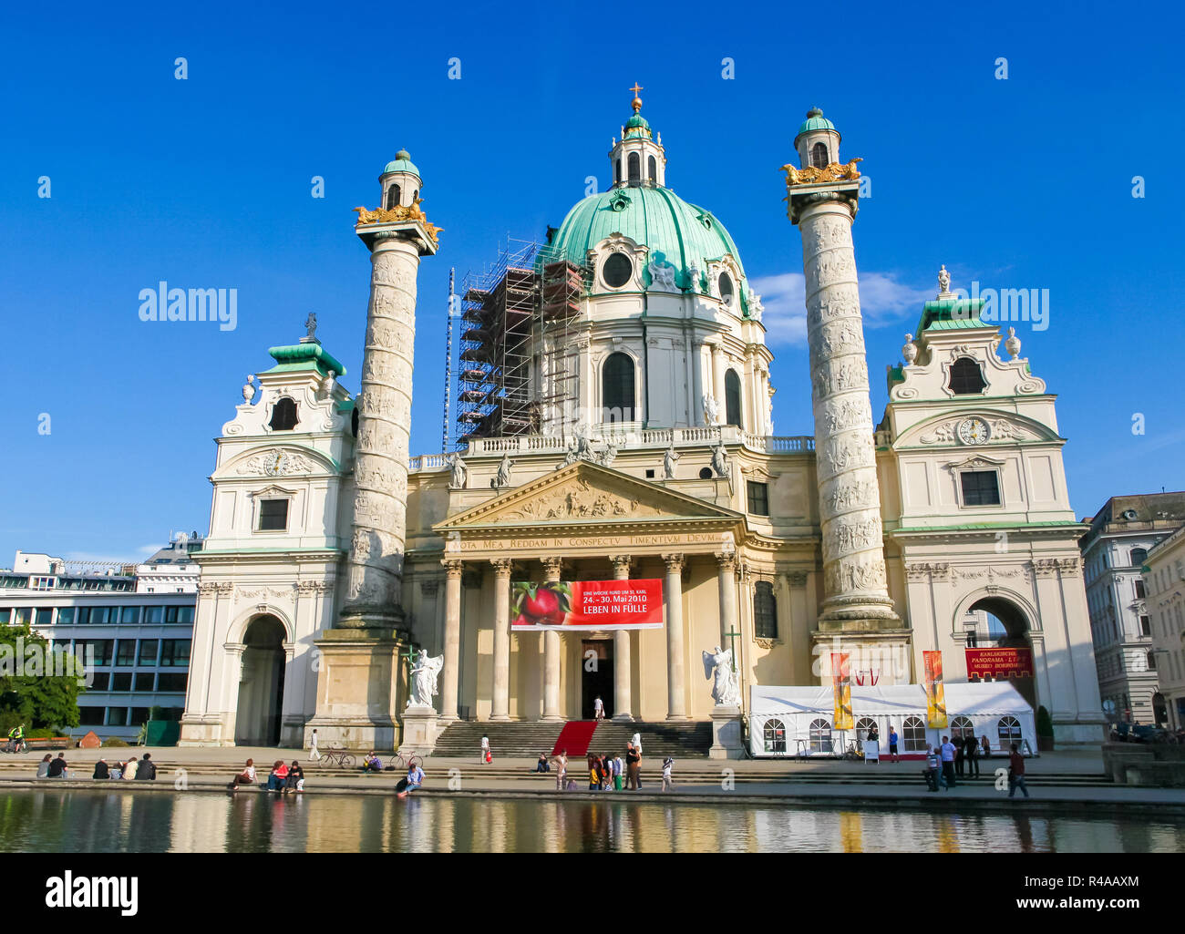 Karlskirche auf der Südseite der Karlsplatz, einem berühmten barocken Kirche in Wien, Österreich Stockfoto
