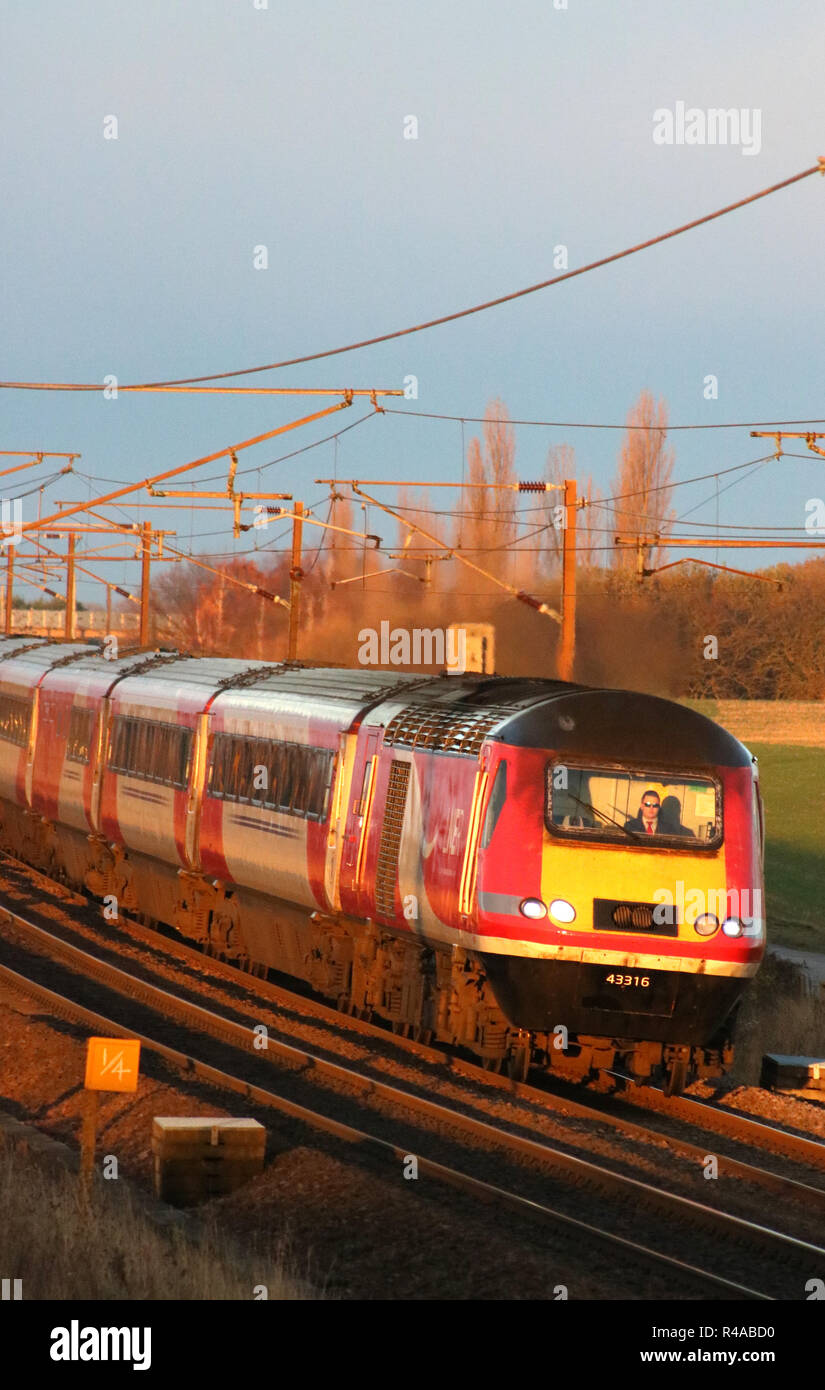 InterCity HST 125 Diesel Zug auf der East Coast Main Line südlich von Colton Kreuzung in der Nähe von York mit Express Personenzug am 24. November 2018. Stockfoto