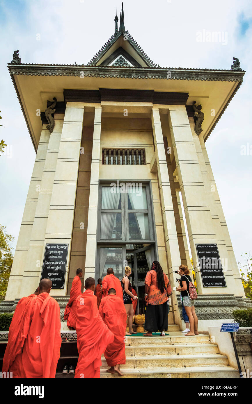 Mönche und Touristen an den Killing Fields memorial Stupa für den 1000s hier getötet von der Khymer Rouge. Choeung Ek, Phnom Penh, Kambodscha Stockfoto