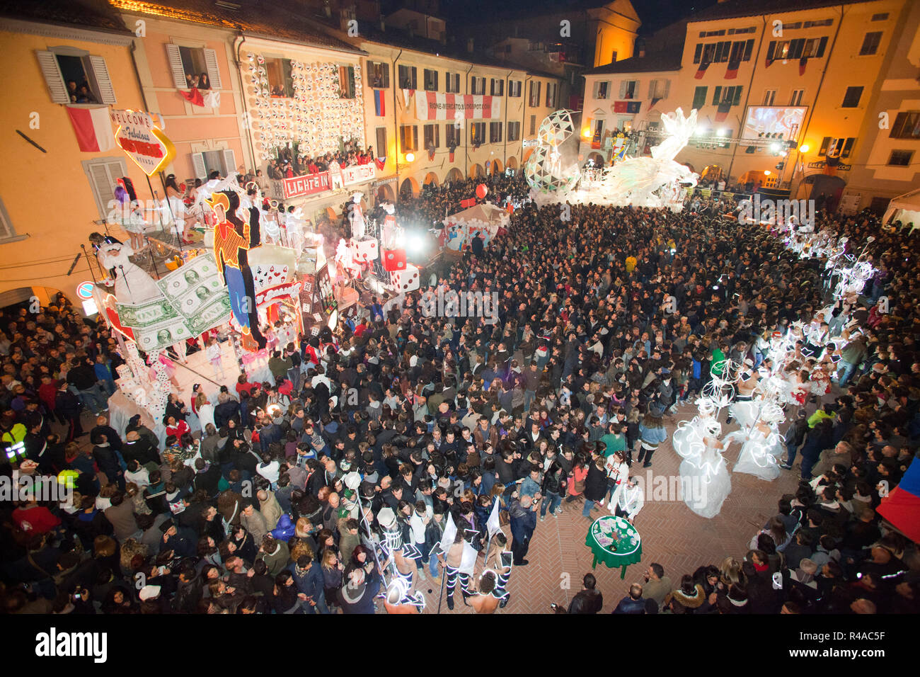 Parade der Masken und schwimmt, Festival der Lagerfeuer, Rocca San Casciano, Emilia Romagna, Italien, Europa Stockfoto