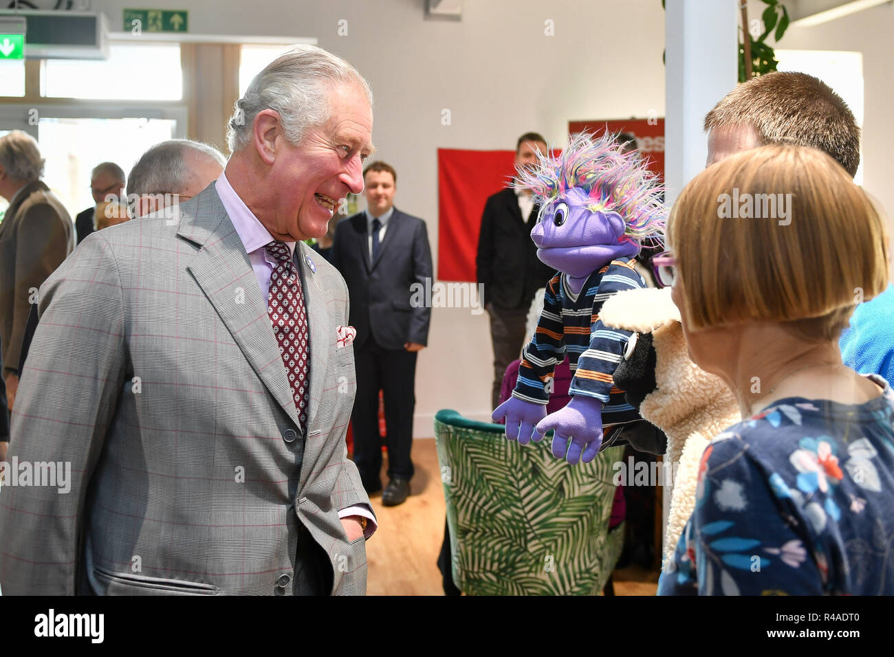 Der Prinz von Wales lacht, als er Bob, den Marionetten, in der Dorchester Community Church, Poundbury, Dorset trifft, wo er die Kirche und die neue Wohnsiedlung der Yarlington Housing Group mit Extra Care eröffnet. Stockfoto