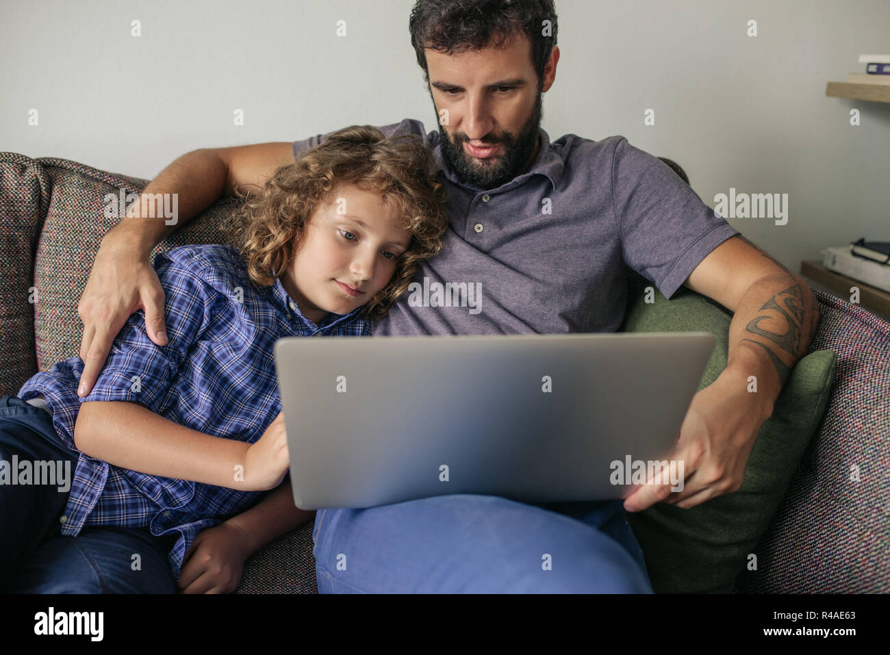 Vater und Sohn Filme auf einem Laptop Stockfoto