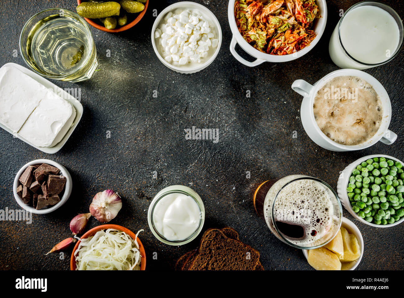 Super gesunden probiotischen fermentierter Lebensmittel, Getränke, Zutaten, auf dunklen konkreten Hintergrund Kopie Raum, Ansicht von oben Stockfoto