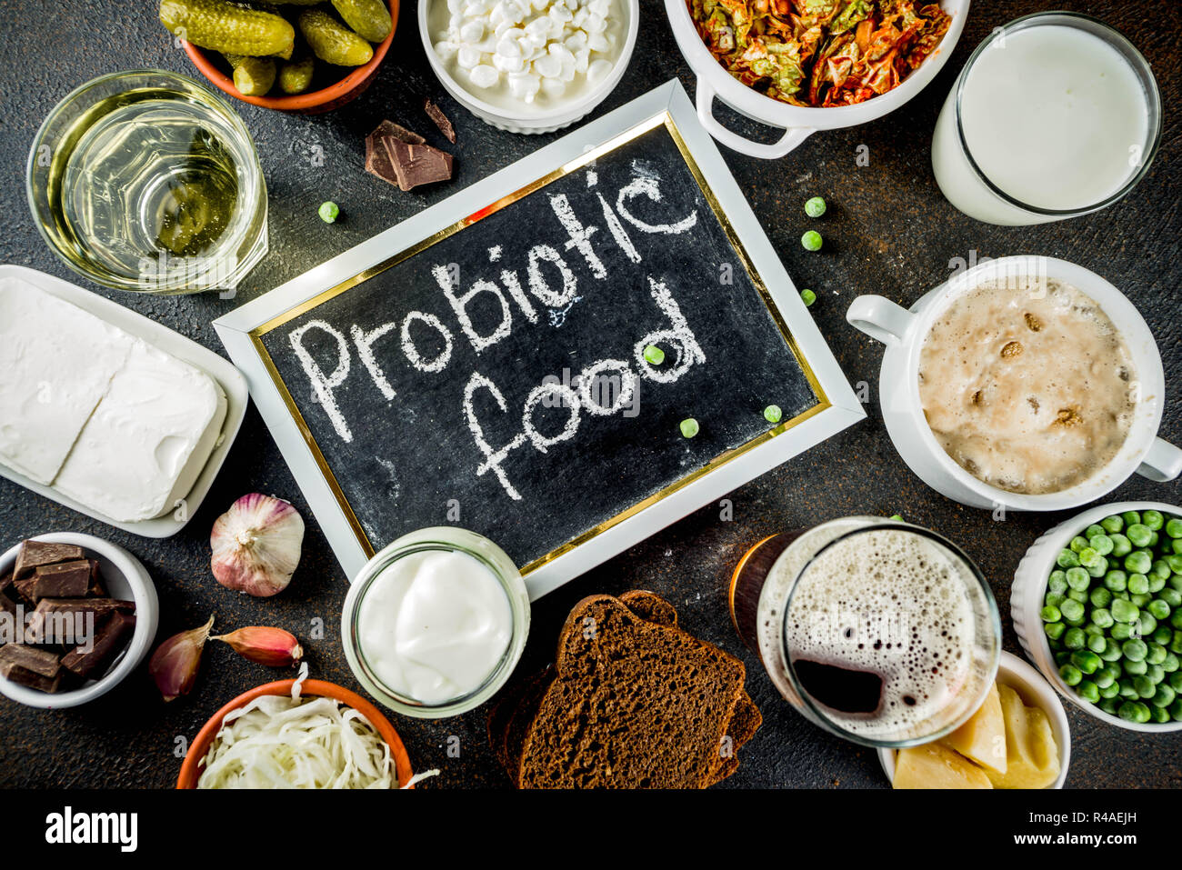 Super gesunden probiotischen fermentierter Lebensmittel, Getränke, Zutaten, auf dunklen konkreten Hintergrund Kopie Raum, Ansicht von oben Stockfoto