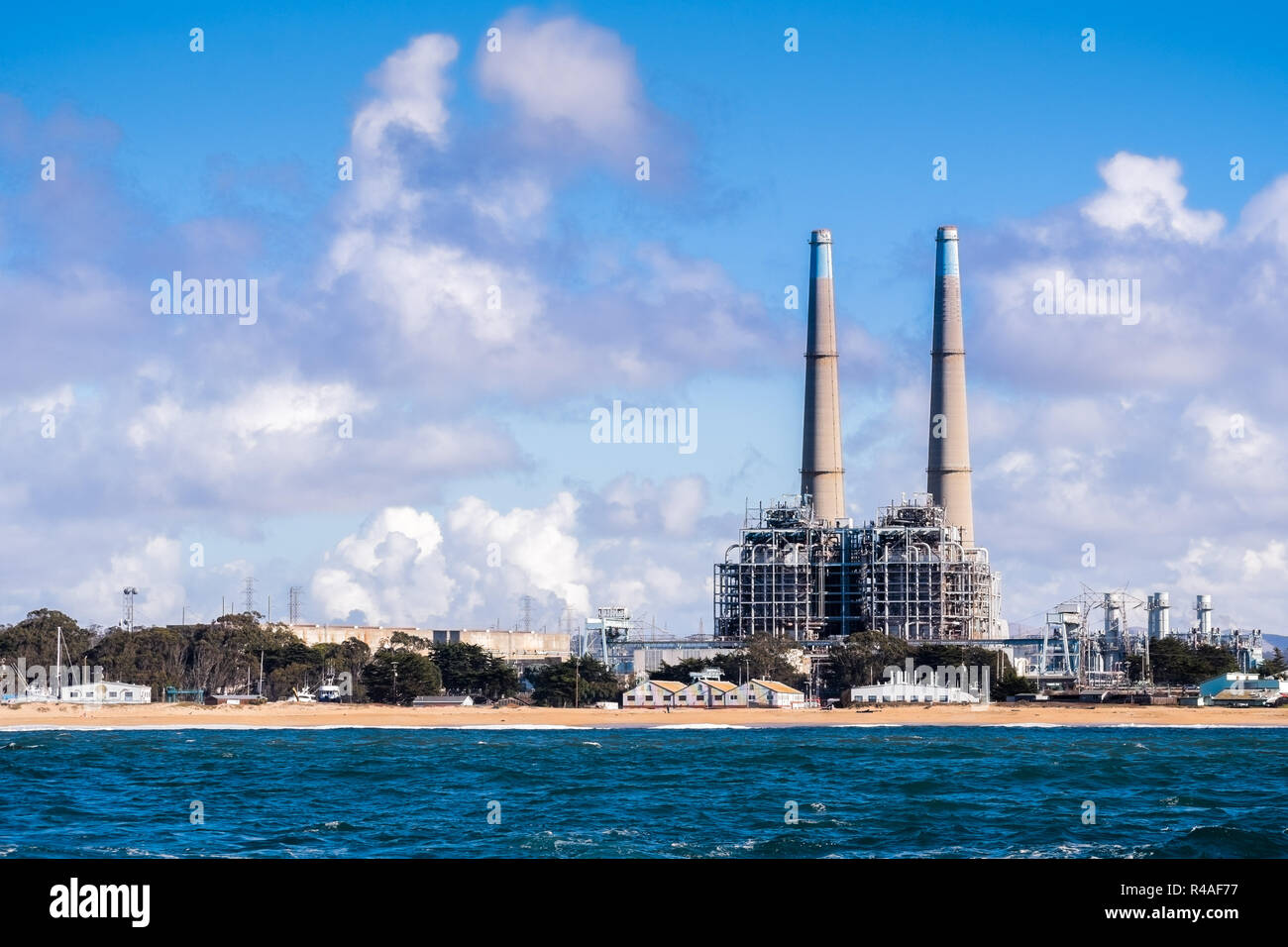 Power Erzeugungsanlagen und anderen Industriebauten am Pazifischen Ozean Küste, Moss Landing, Monterey Bay, Kalifornien Stockfoto