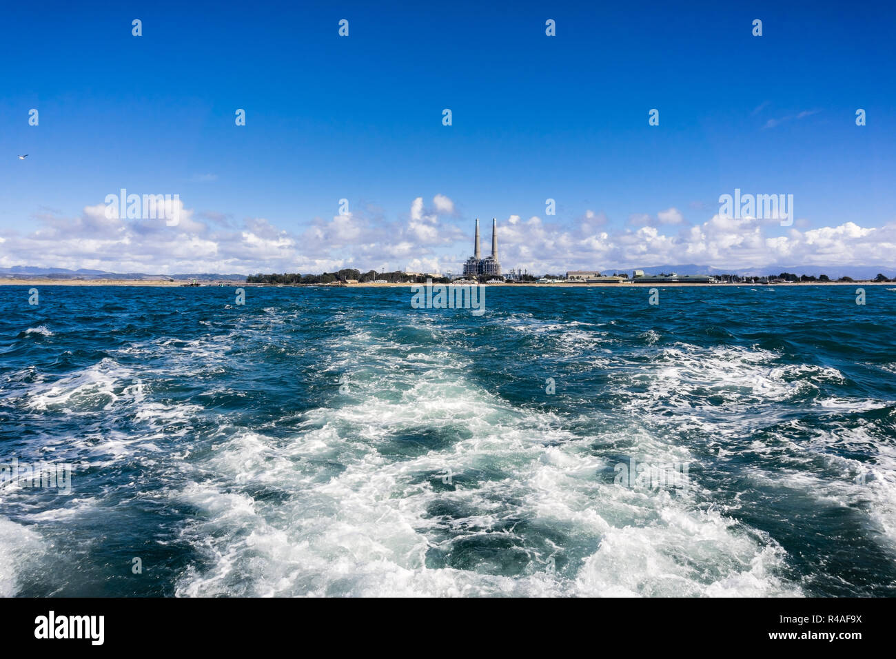 Verlassen die Küste auf einem Schnellboot; die Moss Landing Küste mit dem Kraftwerk Gebäude im Hintergrund sichtbar; Monterey Bay, Californ Stockfoto
