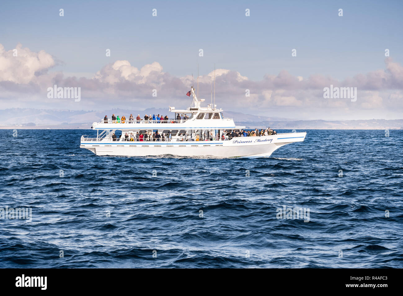 November 22, 2018 Monterey/CA/USA - Walbeobachtung Kreuzfahrt Schiff in Monterey Bay, Pazifischer Ozean Küste, Kalifornien Stockfoto