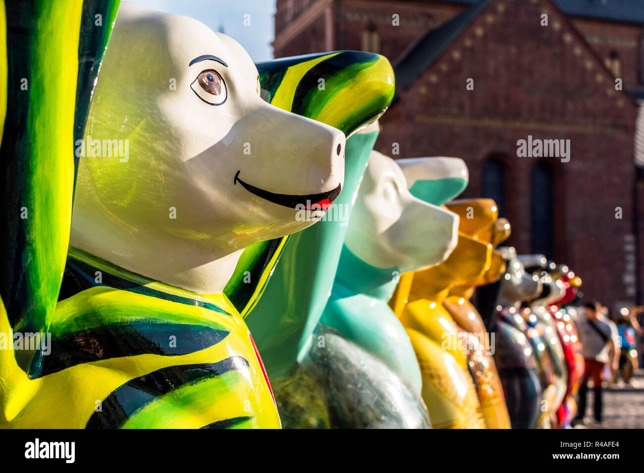 Bunte Bären an United Buddy Bears internationale Kunstausstellung. Kreis der Bären wurde geschaffen, um die Menschen über die Toleranz denken. Stockfoto