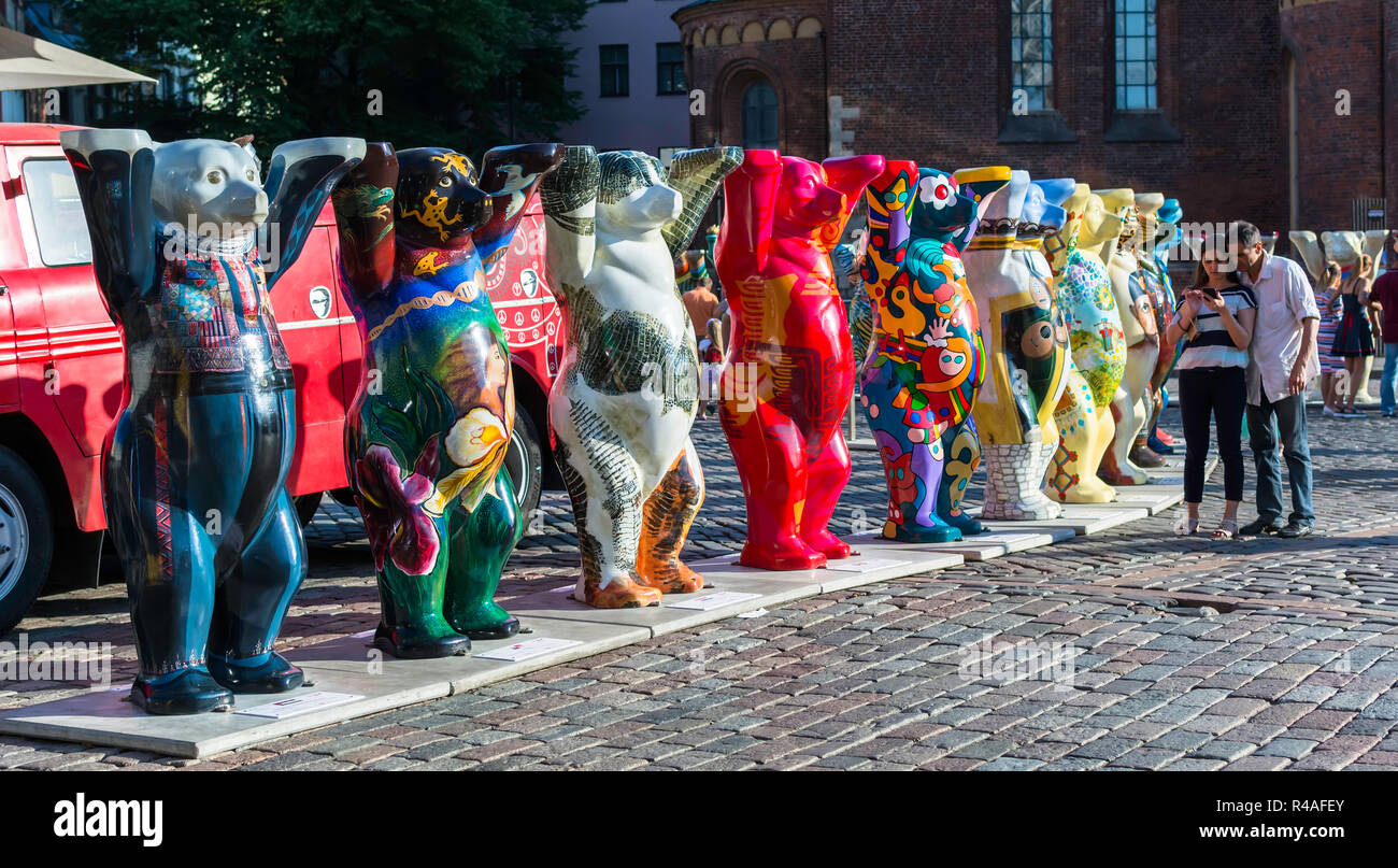 Bunte Bären an United Buddy Bears internationale Kunstausstellung. Kreis der Bären wurde geschaffen, um die Menschen über die Toleranz denken. Stockfoto