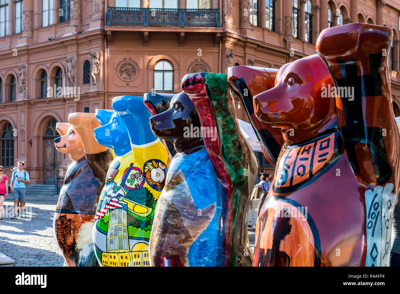 Bunte Bären an United Buddy Bears internationale Kunstausstellung. Kreis der Bären wurde geschaffen, um die Menschen über die Toleranz denken. Stockfoto