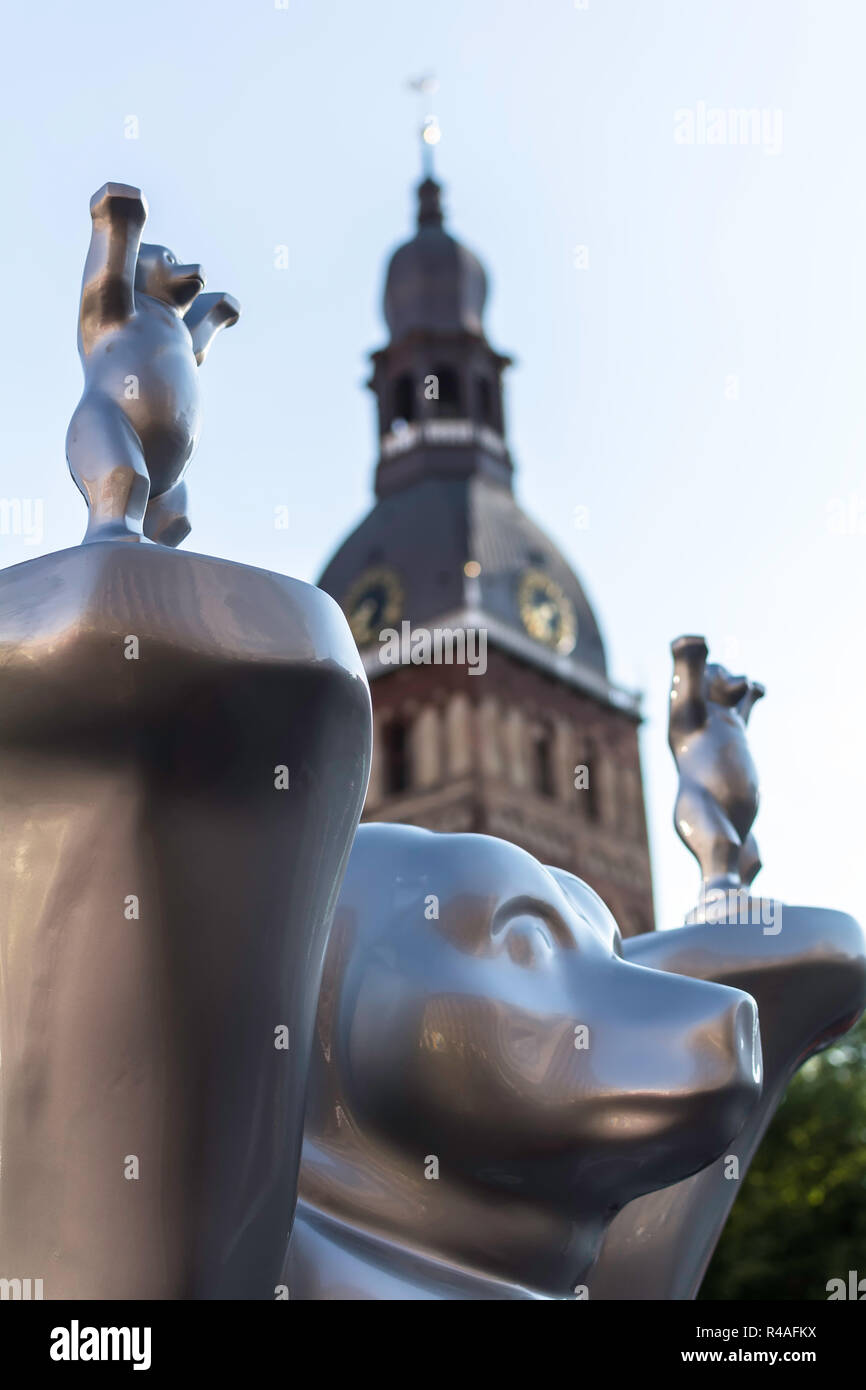 "Respekt für das Leben" an United Buddy Bears internationale Kunstausstellung (Künstler: A.Oetker, A. Haufe) mit Dom zu Riga Turm im Hintergrund. Stockfoto