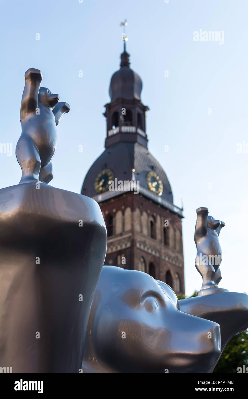 "Respekt für das Leben" an United Buddy Bears internationale Kunstausstellung (Künstler: A.Oetker, A. Haufe) mit Dom zu Riga Turm im Hintergrund. Stockfoto
